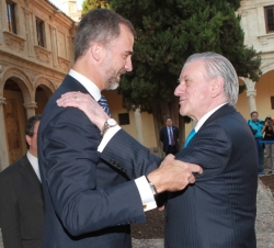Su Alteza Real el Príncipe de Asturias es saludado por el doctor Valentín Fuster a su llegada al Paraninfo de la Universidad de Alcalá